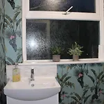 The Trafalgar Sleeps 7 Town Centre House Скарборо