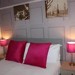 Дом отдыха The Trafalgar Sleeps 7 Town Centre House