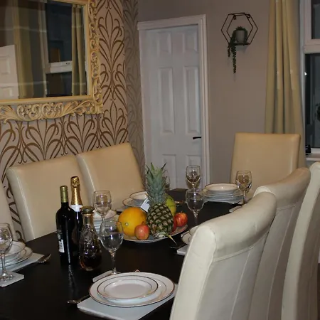 Tatil Evi The Trafalgar Sleeps 7 Town Centre House *