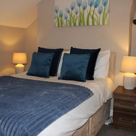 The Trafalgar Sleeps 7 Town Centre House *