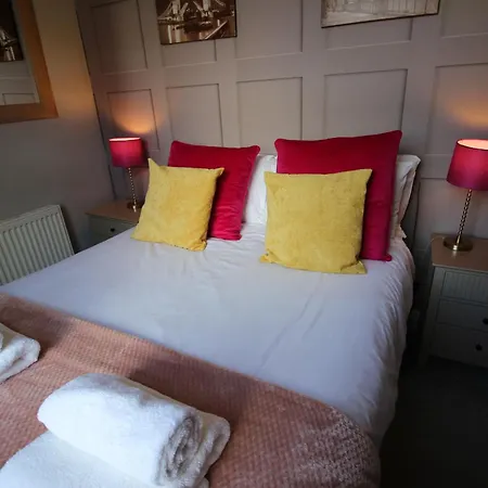 The Trafalgar Sleeps 7 Town Centre House Tatil Evi