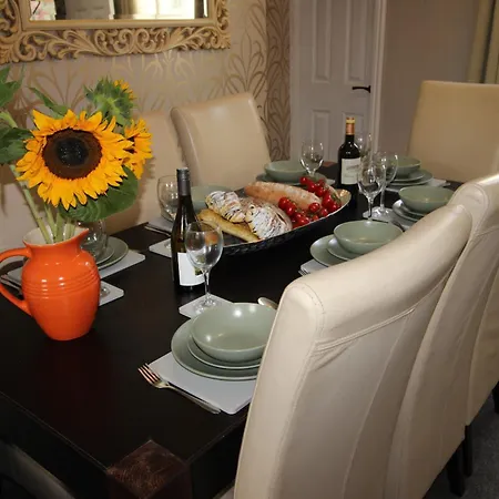 The Trafalgar Sleeps 7 Town Centre House