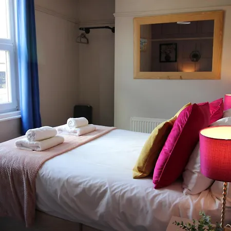 The Trafalgar Sleeps 7 Town Centre House Tatil Evi Scarborough