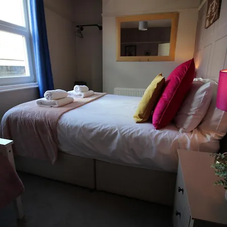 The Trafalgar Sleeps 7 Town Centre House