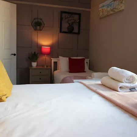 The Trafalgar Sleeps 7 Town Centre House Tatil Evi *