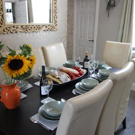 The Trafalgar Sleeps 7 Town Centre House * Scarborough