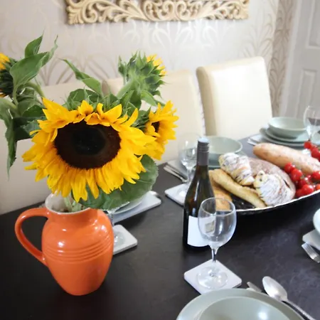 Tatil Evi The Trafalgar Sleeps 7 Town Centre House