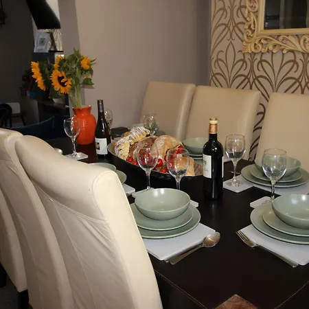 The Trafalgar Sleeps 7 Town Centre House