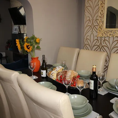 The Trafalgar Sleeps 7 Town Centre House Scarborough
