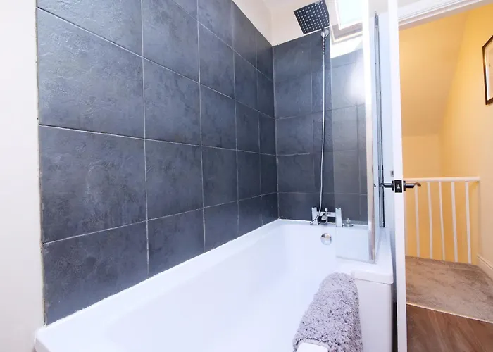 The Trafalgar Sleeps 7 Town Centre House 別荘