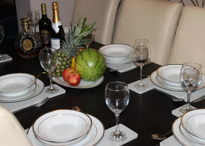 The Trafalgar Sleeps 7 Town Centre House