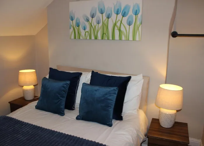 Vakantiehuis The Trafalgar Sleeps 7 Town Centre House *
