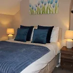 The Trafalgar Sleeps 7 Town Centre House *